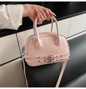 Vue détaillée du sac Boston rose avec doubles sangles et finitions métalliques