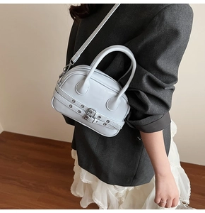 Détail du mini sac bowling bleu clair avec boucles de ceinture et œillets métalliques