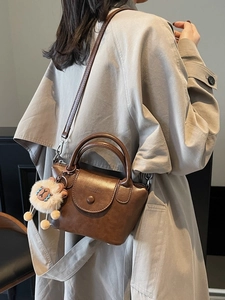 Sac à main demi-lune en cuir marron rétro pour femme avec breloque agneau et style automne