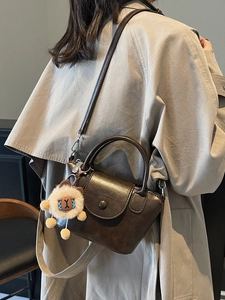 Sac à main minimaliste en cuir marron foncé avec boucle vintage et breloque mouton en peluche chic