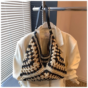 Détail du tissage géométrique crocheté à la main et de la bandoulière en cuir du sac cabas