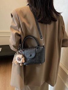 Sac bandoulière en cuir noir classique avec bandoulière et breloque en peluche mignonne