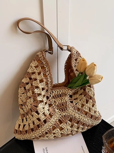 Sac fourre-tout en paille bicolore ajouré avec motifs crochetés et bandoulière en cuir brun