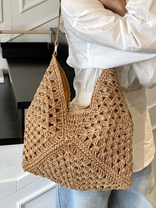 Sac fourre-tout en paille crochetée ajourée avec texture géométrique pour la plage