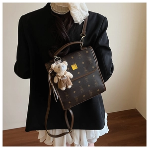 Détail du sac à main monogramme marron avec breloque ours et boucle en métal doré