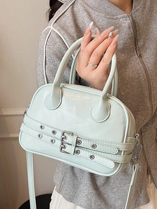 Sac Boston tendance vert menthe avec détails de doubles sangles et bandoulière réglable