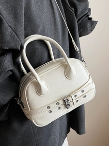 Sac Boston minimaliste en similicuir blanc avec détails de ceinture et bandoulière