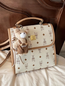 Sac Carré Vintage avec Imprimé Monogramme pour Femme Sac à Dos Bandoulière en Similicuir avec Charme d'Ours en Peluche