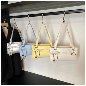 Vue macro de sacs sous le bras rectangulaires en argent, bleu, jaune et couleur beige