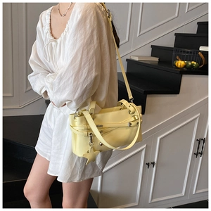 Détail d'un sac à main jaune clair en cuir PU avec pendentif étoile et boucles argentées