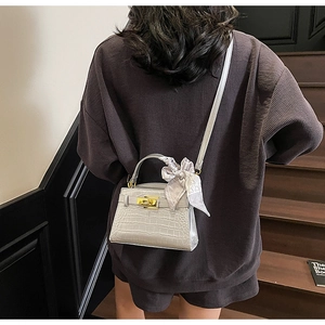 Vue arrière du sac à main gris effet croco style Kelly avec foulard sur la bandoulière