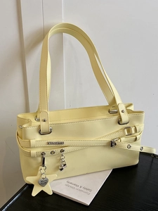 Sac à Épaule en Cuir PU pour Femmes Style Coréen Couleur Unie Sac de Navettage Avec Pendentif Étoile Coeur Sac à Main