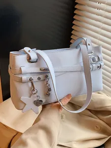 Sac à épaule en similicuir bleu clair avec ceintures à œillets argentés et pendentif coeur