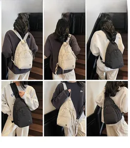 Vues multiples d'un sac bandoulière de sport polyvalent en noir et blanc cassé