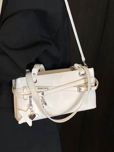 Sac sous le bras en cuir blanc avec finitions argentées et breloque étoile sur mannequin