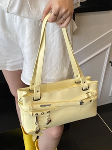 Sac sous le bras minimaliste en similicuir jaune crème avec charms et sangles déco