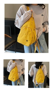 Vue détaillée du sac bandoulière léger en nylon jaune avec fermeture éclair et forme goutte
