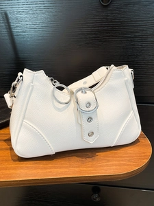 Sac sous le bras en cuir plissé blanc avec grande boucle argentée et style minimaliste