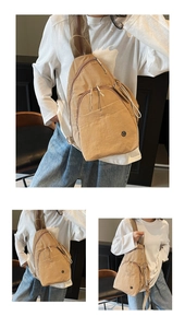 Détail du sac bandoulière en nylon kaki montrant la texture, le logo et les compartiments