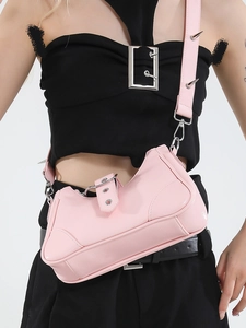 Sac sous le bras punk rose avec clous argentés et large bandoulière réglable pour femmes