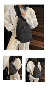 Vue détaillée du sac bandoulière léger en nylon noir avec compartiment à double fermeture