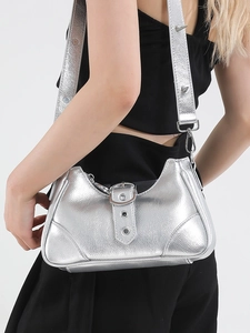 Sac sous le bras argenté métallisé avec texture litchi et bandoulière large à rivets