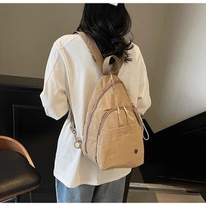 Détail du sac de poitrine kaki multi-poches avec sangles en nylon réglables