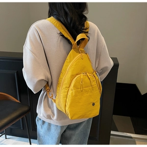 Détail du sac à dos jaune vif en forme de goutte en nylon imperméable avec fermetures