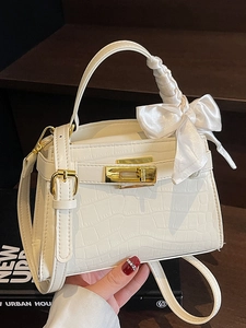 Sac à main élégant blanc gaufré crocodile avec ruban en soie sur la poignée style Kelly