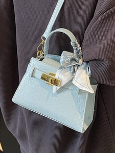 Sac Kelly mini bleu clair élégant avec motif crocodile et foulard en soie décoratif