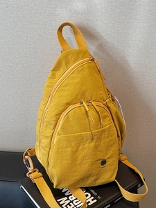 Sac de poitrine en nylon jaune avec sangle réglable et plusieurs poches zippées