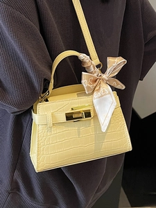 Sac à main jaune pâle à motif crocodile avec foulard en soie et fermoir métallique