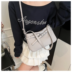 Détail du sac cabas en cuir PU gris clair avec texture côtelée et sangles croisées
