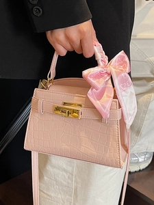 Sac à main rose effet crocodile avec foulard en soie et fermoir doré élégant pour femme