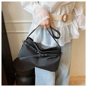 Détail du sac bandoulière plissé en cuir souple noir avec ceinture décorative en métal