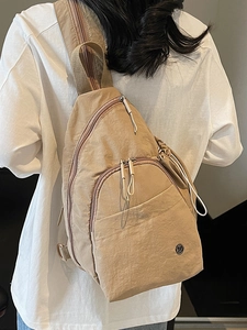 Sac bandoulière beige en nylon avec poches zippées et détail logo en métal chic