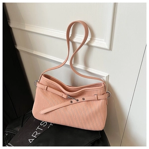 Gros plan du sac à main plissé rose saumon en simili cuir avec boucle en métal décorative