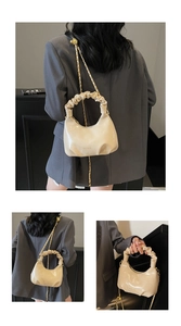 Détail du sac à main plissé crème avec bandoulière dorée et poignée froncée design