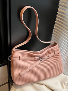 Sac bandoulière baguette rose plissé en cuir avec boucle en métal et sangle à œillets