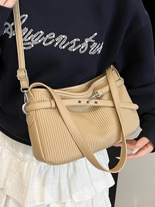 Sac à bandoulière en cuir plissé marron clair avec sangle ajustable sur modèle