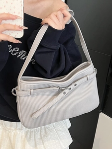 Sac à bandoulière chic en cuir plissé gris clair avec boucle et détails d'œillets