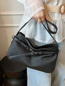 Sac à bandoulière minimaliste noir plissé en similicuir pour femme avec boucle élégante