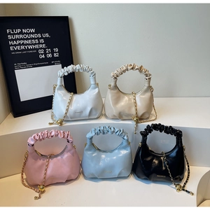 Vue détaillée des sacs à main plissés multicolores avec chaîne et texture en PU souple