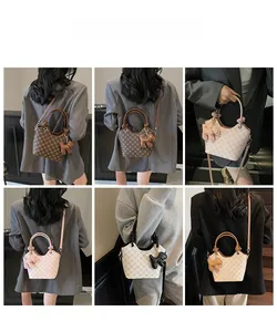 Vue multi-angle d'un sac seau imprimé avec bandoulière et charm de sac en forme de chien