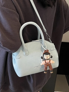 Borsa a tracolla retrò verde menta in pelle cerata con ciondolo bambola per donna