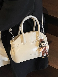 Borsa a mano retrò in pelle cerata bianco crema con tracolla e ciondolo a forma di bambola
