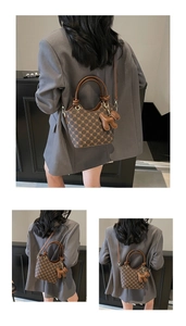 Détail du sac seau monogramme marron avec poignée ronde et bandoulière amovible