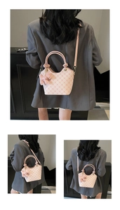 Détail du sac seau rose avec breloque ours en peluche et bandoulière réglable