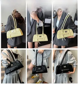 Sac à bandoulière chic pour femme en beige et noir porté lors de trajets quotidiens
