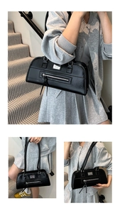 Détail d'un sac d'épaule en cuir brillant noir avec des garnitures argentées en escalier